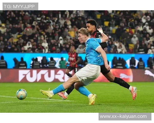 霍伊伦在弧顶位置转身抽射被门将精彩扑救,射门角度极佳但未能破门 霍伊伦在弧顶位置转身抽射被门将精彩扑救,射门角度极佳但未能破门