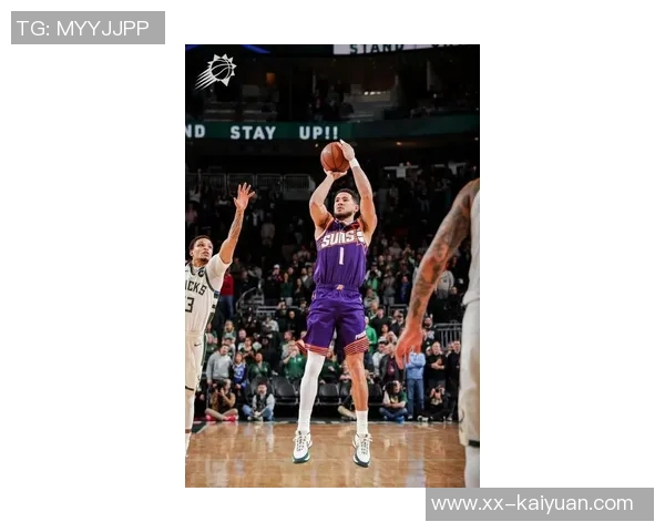 布克半场表现平平18分钟仅得10分3篮板6助攻正负值惨淡11